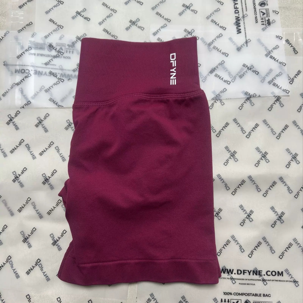 DFYNE Seamless High-Waisted Contour Short Wildberry Color