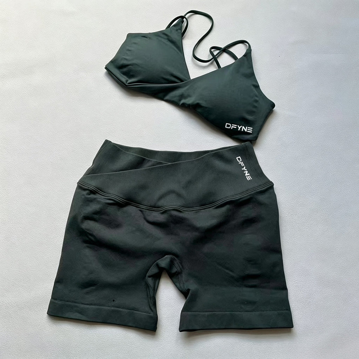 DFYNE Seamless Crossover Sports Set Olive Green